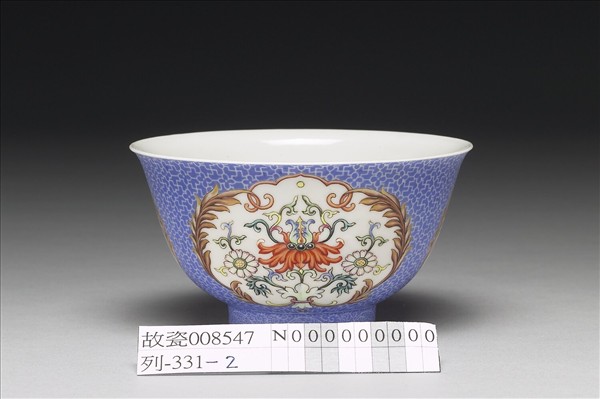 洋彩藍地錦上添花紋碗