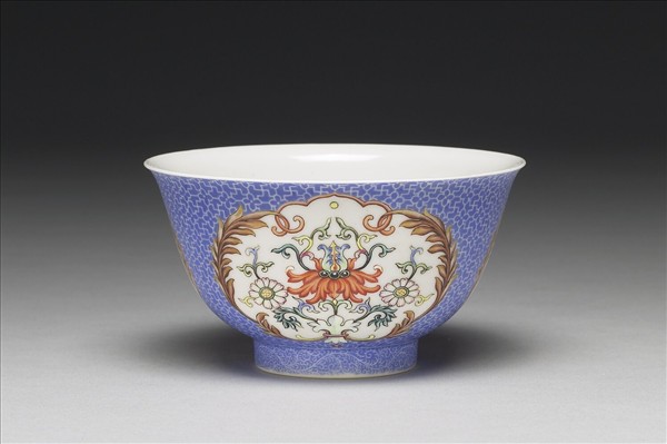 洋彩藍地錦上添花紋碗