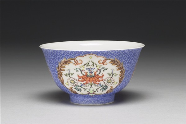 洋彩藍地錦上添花紋碗