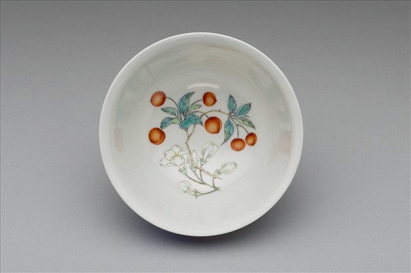 洋彩藍地錦上添花紋碗