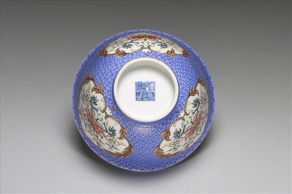 洋彩藍地錦上添花紋碗