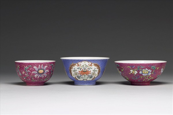 洋彩藍地錦上添花紋碗