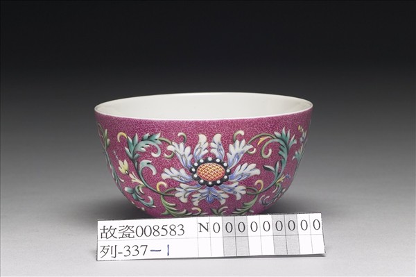 琺瑯彩紅地錦上添花紋碗