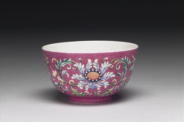 琺瑯彩紅地錦上添花紋碗