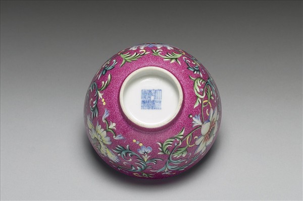 琺瑯彩紅地錦上添花紋碗