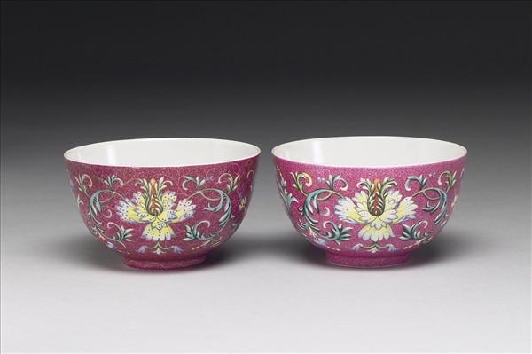 琺瑯彩紅地錦上添花紋碗