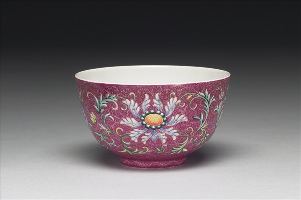 琺瑯彩紅地錦上添花紋碗