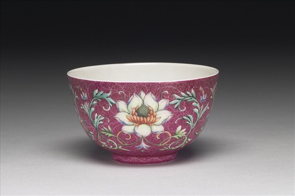 琺瑯彩紅地錦上添花紋碗