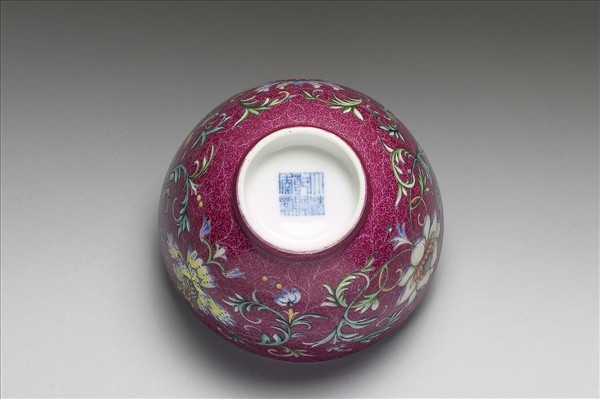 琺瑯彩紅地錦上添花紋碗