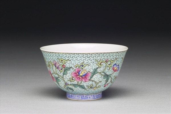 琺瑯彩粉綠錦地花卉紋酒鍾