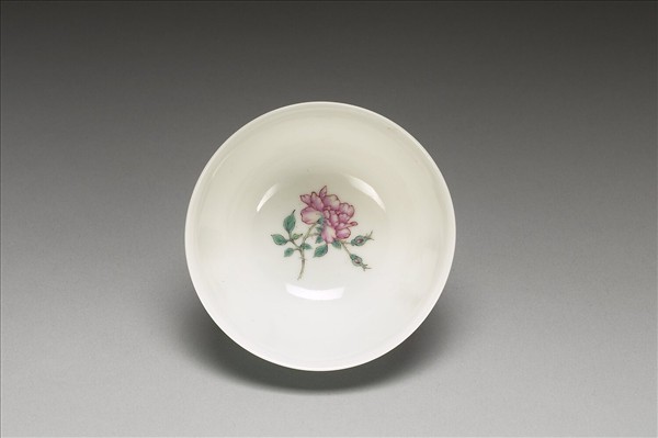 琺瑯彩粉綠錦地花卉紋酒鍾