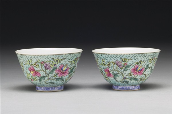 琺瑯彩粉綠錦地花卉紋酒鍾