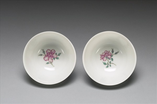 琺瑯彩粉綠錦地花卉紋酒鍾