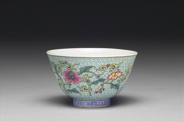 琺瑯彩粉綠錦地花卉紋酒鍾