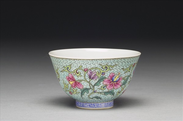 琺瑯彩粉綠錦地花卉紋酒鍾