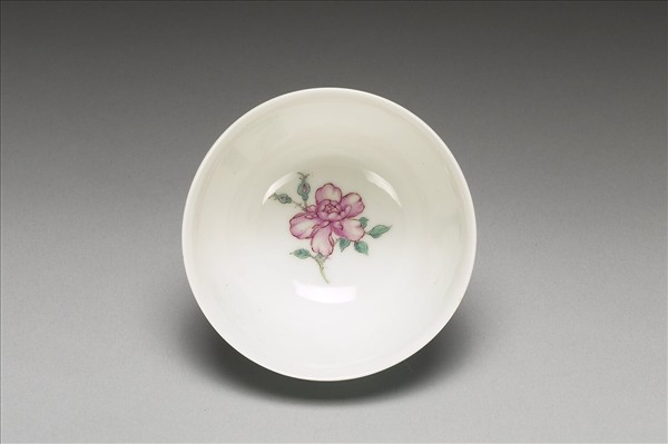 琺瑯彩粉綠錦地花卉紋酒鍾