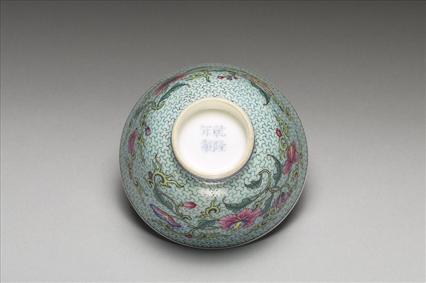 琺瑯彩粉綠錦地花卉紋酒鍾