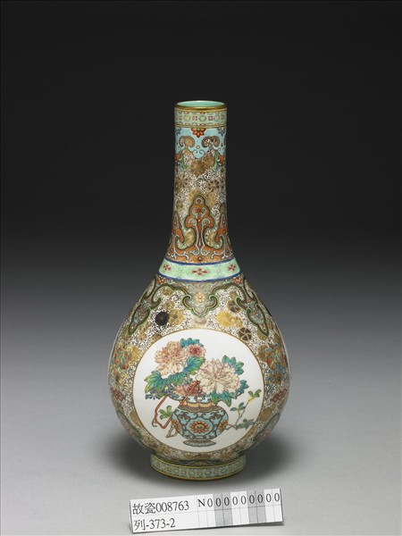 洋彩錦地開光花卉紋膽瓶