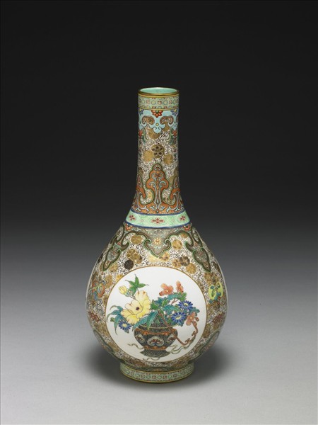 洋彩錦地開光花卉紋膽瓶