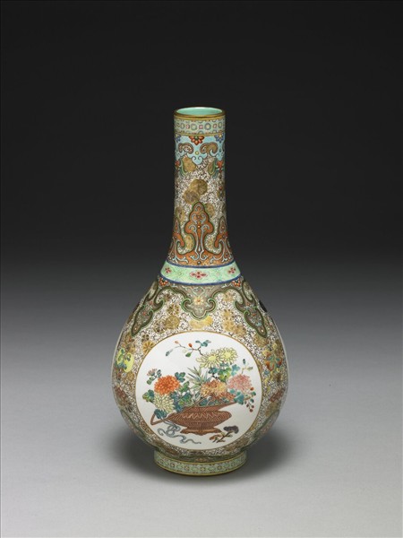 洋彩錦地開光花卉紋膽瓶