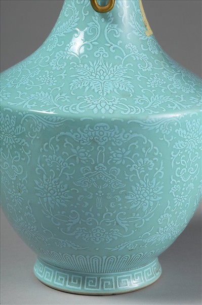 松石釉番蓮紋如意耳活環瓶