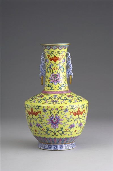 粉彩黃地福壽紋活環雙耳瓶