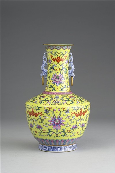 粉彩黃地福壽紋活環雙耳瓶