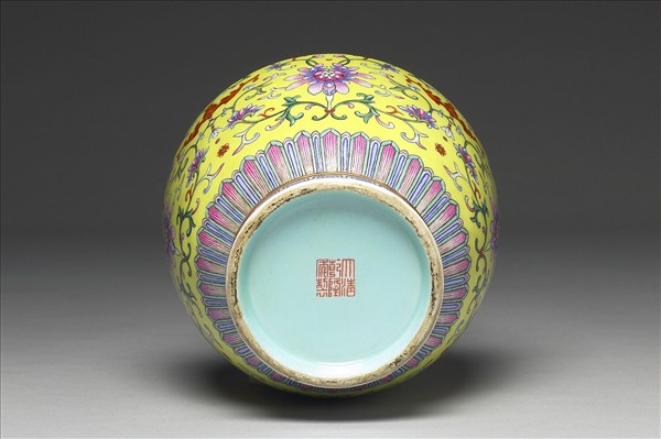 粉彩黃地福壽紋活環雙耳瓶