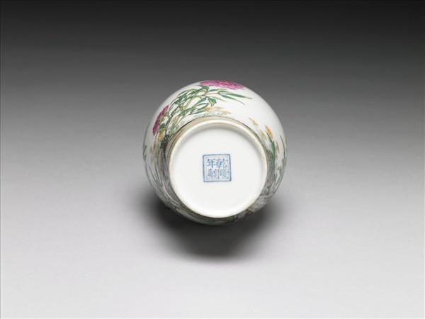 琺瑯彩錦堂富貴圖橄欖瓶