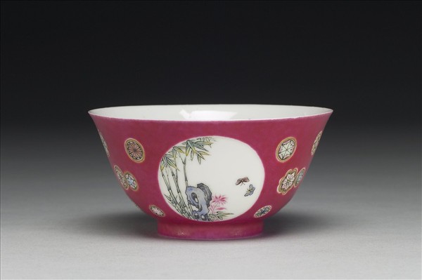琺瑯彩紅地團花開光花鳥紋碗