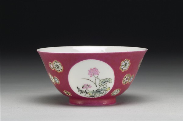 琺瑯彩紅地團花開光花鳥紋碗