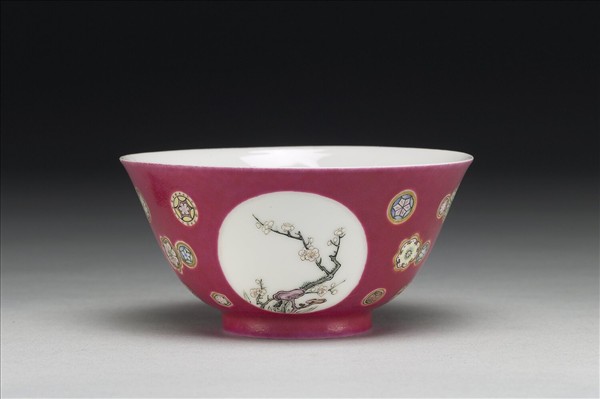 琺瑯彩紅地團花開光花鳥紋碗