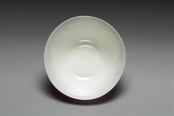 琺瑯彩紅地團花開光花鳥紋碗