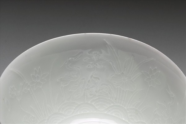 琺瑯彩紅地團花開光花鳥紋碗