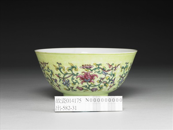 琺瑯彩綠地剔花番蓮紋碗