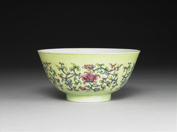 琺瑯彩綠地剔花番蓮紋碗