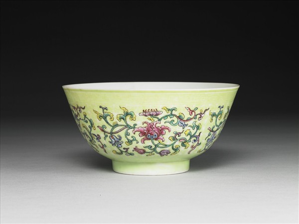 琺瑯彩綠地剔花番蓮紋碗