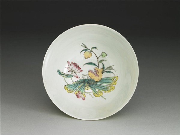 琺瑯彩綠地剔花番蓮紋碗