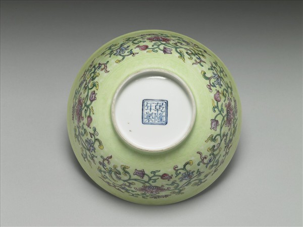 琺瑯彩綠地剔花番蓮紋碗