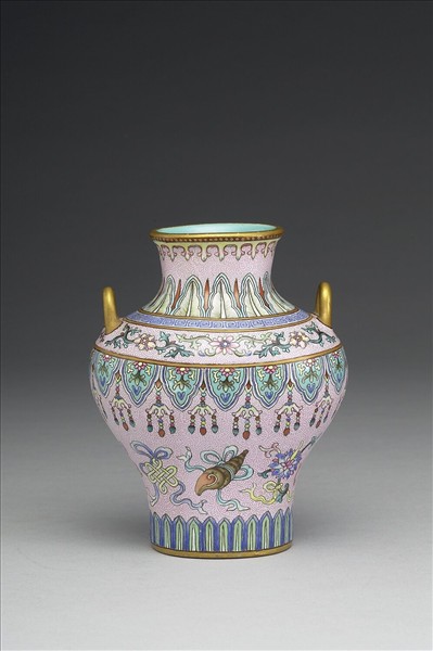 洋彩粉紅地八寶紋壺