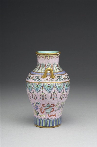 洋彩粉紅地八寶紋壺