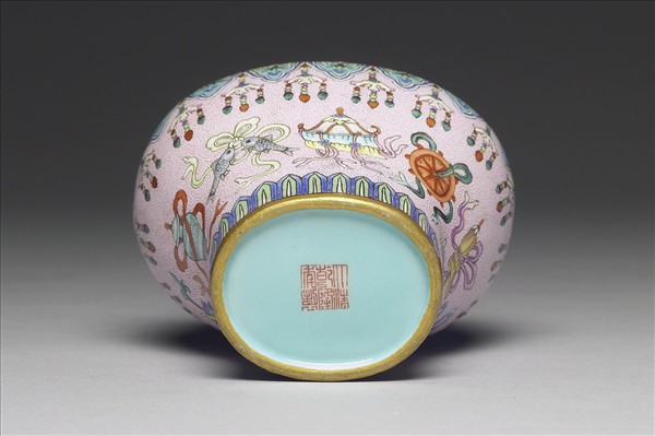 洋彩粉紅地八寶紋壺