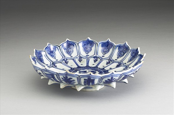 青花梵文蓮花式盤