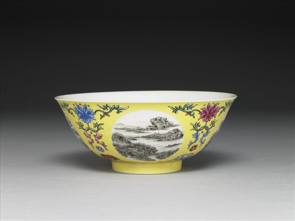 洋彩黃地團花山水圖碗