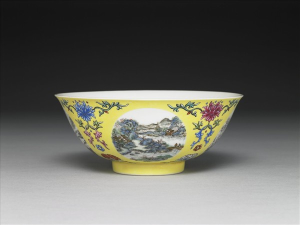 洋彩黃地團花山水圖碗