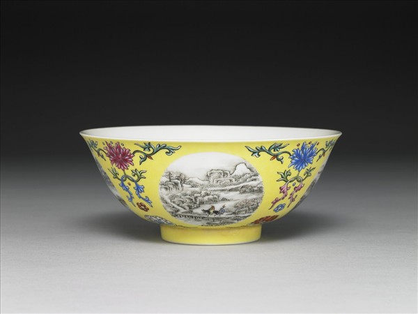 洋彩黃地團花山水圖碗