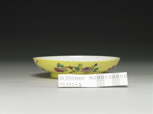 琺瑯彩黃錦地剔花青山水碟