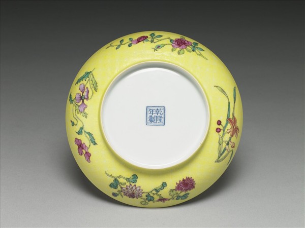 琺瑯彩黃錦地剔花青山水碟