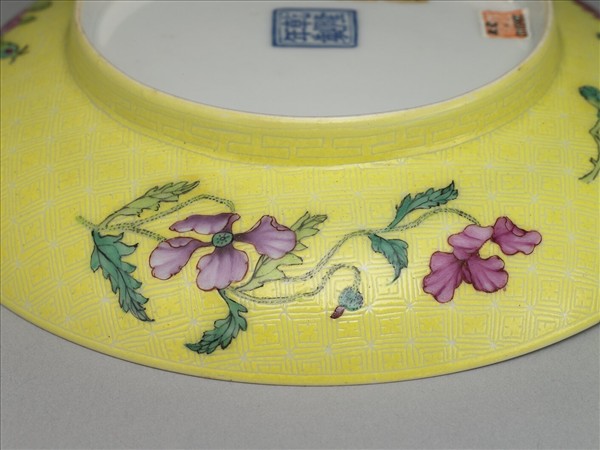 琺瑯彩黃錦地剔花青山水碟