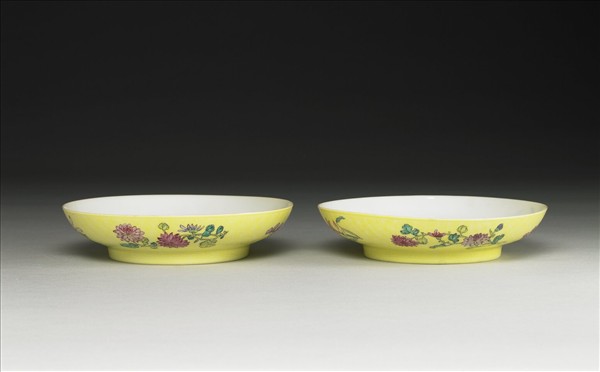 琺瑯彩黃錦地剔花青山水碟